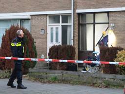 De politie doet onderzoek bij het beschoten huis (foto: Danny van Schijndel).