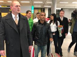 Veel belangstelling voor Romario op Schiphol. (Foto: Rogier van Son)