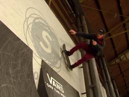 Talent Remco Erkeland op skatebaan Pier15 in Tilburg.