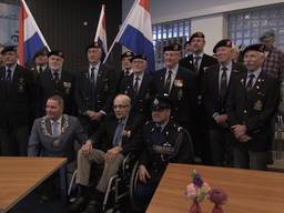 Hendrik Bouwens met burgemeester en mede-veteranen