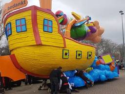 Carnavalsboot dreigde te kapseizen (foto: Roy Leenders).