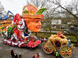 'Hoog bezoek' in Prinsenbeek: Koning Willem Alexander en de gouden koets. (Foto: Erald van der Aa)