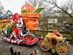 'Hoog bezoek' in Prinsenbeek: Koning Willem Alexander en de gouden koets. (Foto: Erald van der Aa)