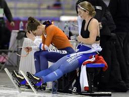 Ireen Wüst zit tijdens het WK Allround teleurgesteld op een bankje. Foto: VI Images/SCS/Huub Snoep.