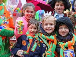 Feestje vieren in de regen (archieffoto: Karin Kamp)