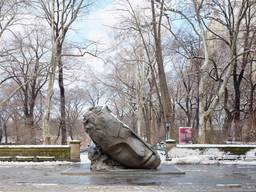 Het bronzen beeld Tilted Head van Mark Mander