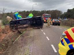 Het busje belandde op zijn kant (foto: SQ Vision).