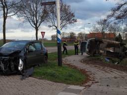 De auto belandde op zijn kop in de sloot (Foto: Anja van Beek)