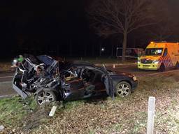 De auto zou tegen een boom zijn gereden. (foto: Bart Meesters / Meesters Multi Media)