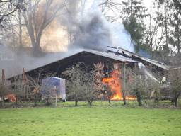 Loods vliegt in brand (Foto: Marco van den Broek)