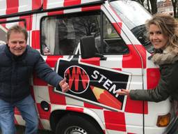 Verslaggevers Erik Peeters en Eva de Schipper rijden met 't StemBuske door Brabant