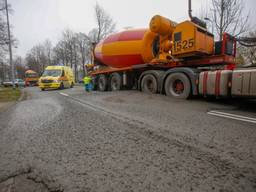 De cementwagen die zich vastreed (foto: Arno van der Linden/SQ Vision Mediaprodukties).