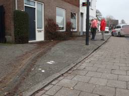 Vrouw belandt met auto op het trottoir in de Hoofdstraat in Schijndel (Foto: Sander van Gils)