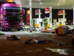 Ravage bij het tankstation aan de A58 bij Zegge (Foto: Christian Traets)