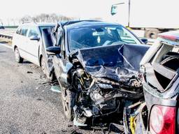 De ravage op de A17 is aanzienlijk. (Foto: 112Nieuwsonline/Danny van Schijndel)