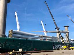 Dertig windmolenbladen worden de haven van Moerdijk binnen gebracht. (Foto: Edwin Vossen)