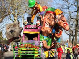 Imposante carnavalswagen door de straten van Wouwse Plantage (foto: Karin Kamp)