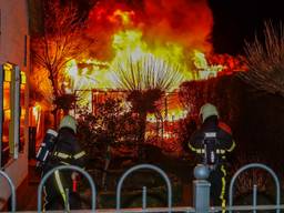 De brandweer kon voorkomen dat het vuur oversloeg naar huizen. (Foto: Marcel van Dorst/SQ Vision)