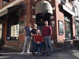 Joris en zijn vrienden voor café De Bruine Pij. (Foto: Tom Cosijn)