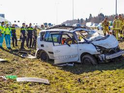 Het wrak, omringd door vele hulpverleners (foto: Dave Hendriks/SQ Vision Mediaprodukties).