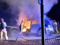 Auto vliegt in brand in Hulsel, chauffeur blijft ongedeerd