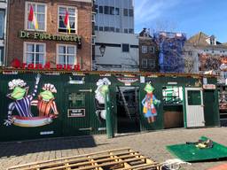 Café Paternoster op de Markt in Den Bosch wordt flink verbouwd voor carnaval. (Foto: Imke van de Laar)