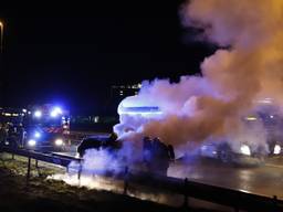 De auto van wethouder Wouter Bollen brandde uit. (Foto: SK-Media)