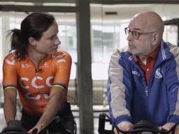 Marianne Vos op de fiets in gesprek met Brabantse lijsttrekkers. (Foto: Video Team Brabant Sport)