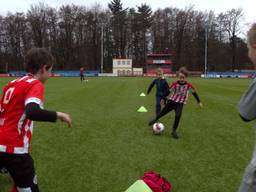Een spannend potje voetbal bij de PSV kidsday