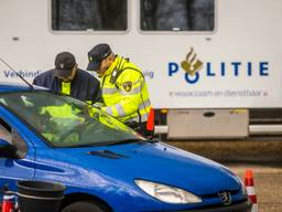 Agenten in actie tijdens de controle van donderdag. (Foto: Sem van Rijssel/SQ Vision)