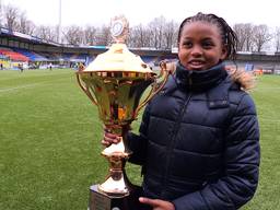 Fatim Bah won vrijdag een grote, gouden beker tijdens het Waalwijks Kampioenschap (WK) tikkertje.