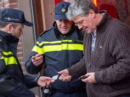 Agenten controleren iemand op straat. (Archieffoto: politie.nl)