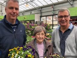 Annie Stolzenbach met haar zonen André en Peter tussen de plantjes (Foto: Imke van de Laar)