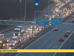 Lange file voor de Merwedebrug. (Foto: Rijkswaterstaat)