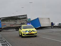 De gekantelde vrachtwagen. (Foto: Tom van der Put/SQ Vision)