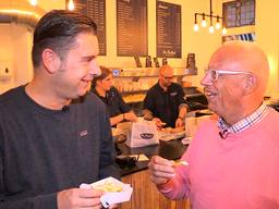 Verslaggever Ronald Sträter in gesprek met oud-speler Bertus Quaars.