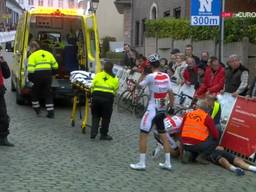 Van der Poel ligt kermend van de pijn op de grond. (Foto: Eurosport)