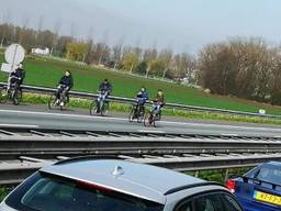 Fietstochtje midden op de snelweg