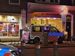 Cafetaria De Vriendschap in Tilburg is vrijdagavond overvallen (Foto: Toby de Kort)