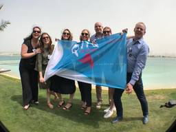 Supporters voor juf Daisy in Dubai. (Foto: Rob van Kaathoven)