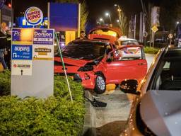 De auto's zijn op elkaar gebotst bij woonboulevard Ekkersrijt. (Foto: Sem van Rijssel/SQ Vision)