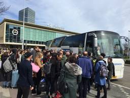 Een grote groep wachtende mensen op station Eindhoven. (Foto: Hans van Hamersveld)