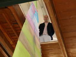 Stijn Ank bij het kunstwerk waarvoor hij een gat in het plafond van Club Solo liet zagen.