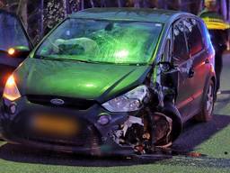 De auto heeft flinke schade opgelopen (Foto: Renato Hermsen/De Kort Media).