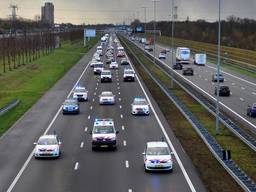 Politieauto's rijden richting Den Haag. (Foto: Erald van der Aa)