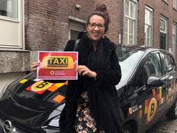 Miranda kwam dankzij de 'Omroep Brabant-taxi' toch op tijd op haar werk. (Foto: Omroep Brabant)