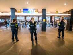 Agenten in het station in Eindhoven. (Foto: Sem van Rijssel/SQ Vision Mediaprodukties)
