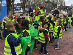 Gewapend met een geel hesje en een vuilniszak gingen tientallen leerlingen in Veghel de straat op.