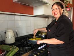 Loes Kolsters aan het werk in haar keuken (Foto: Imke van de Laar)