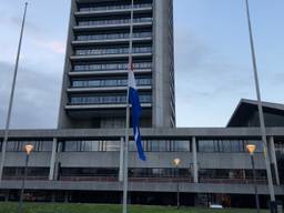 Vlag halfstok bij het provinciehuis in Den Bosch. (Foto: Paul Post)